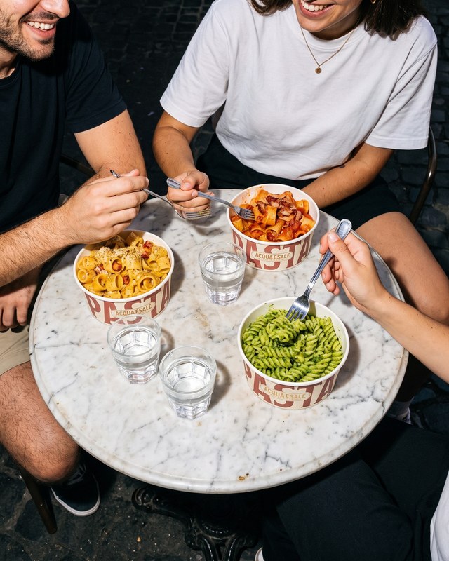 Tre bowl su un tavolino, un giro di forchette